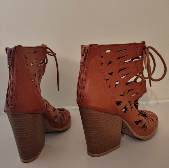 Tan chunky heel sandals - Picture 4 of 4